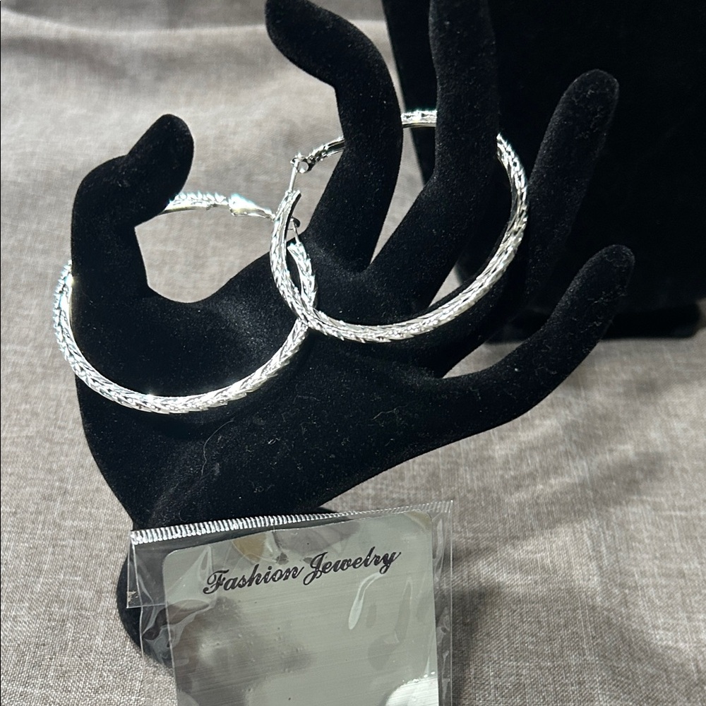 Major blowout sale, !!
Fashion Jewelry Shimmering Silver Hoop Earrings